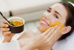 5 cách kết hợp nghệ tươi trong chăm sóc da, hỗ trợ làm sáng và cải thiện vẻ ngoài rạng rỡ