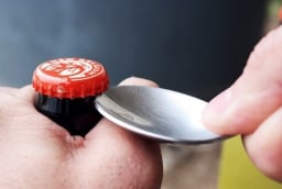 Mẹo khui nắp chai bia trong 3 giây không cần dụng cụ: Nhắm đúng 'điểm tử huyệt' này, nắp tự bật dễ dàng