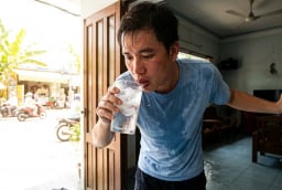 Nhiều người uống nước đá ngay sau khi đi ngoài trời nắng mà không biết điều này