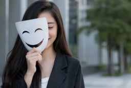 Vì sao người hay cười chưa chắc là người vui vẻ nhất?