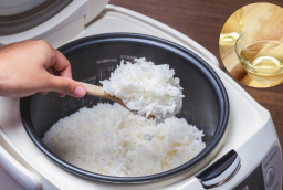Vì sao khi nấu cơm nên thêm một thìa giấm vào nồi?