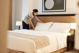Tại sao khách sạn luôn đặt 2 chiếc gối trên một giường đơn?