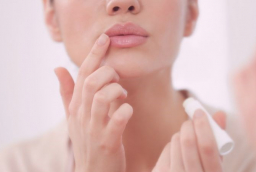 Môi khô, nứt nẻ kéo dài: Cách chăm sóc giúp đôi môi luôn mềm mại
