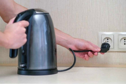 Tại sao ấm siêu tốc thường chỉ có dây cắm ngắn?