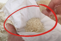 Tại sao người sành sỏi thường cầm theo một tờ giấy ăn khi đi mua gạo?