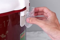 Tại sao nồi cơm điện phải có nắp hứng nước ở bên cạnh?