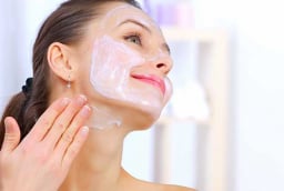 Thoa dầu dừa lên da mặt mỗi ngày có tốt không? 6 lợi ích và những điều cần lưu ý