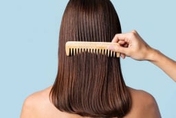 5 nguyên nhân khiến tóc rụng nhiều hơn vào mùa hè, không chỉ do thiếu dưỡng chất