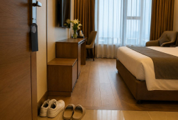 Vì sao người thông minh thường để giày ở gần cửa phòng khách sạn?