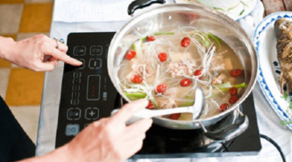 Dùng bếp điện nấu ăn: Đây là sai lầm tai hại 'thổi' tiền điện tăng gấp đôi, rất người Việt vẫn mắc phải