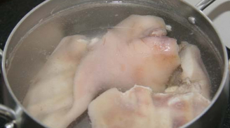 Luộc tai heo vừa trắng lại giòn chỉ cần cho thêm 1 thứ này vào nồi, chất dinh dưỡng cũng được nhân đôi