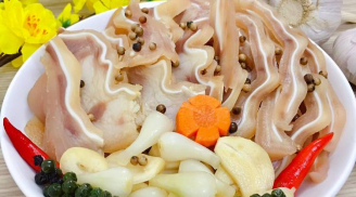 Luộc tai heo trắng tinh lại ngon giòn sần sật chỉ cần cho đúng 1 thứ này vào nồi là xong