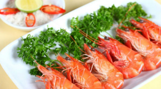 Hấp tôm cứ thả thêm thứ này đảm bảo tôm hết sạch mùi tanh, đỏ au đậm vị  chắc thịt