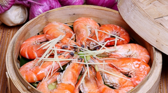 Luộc tôm chỉ bỏ nước thôi chưa đủ: Thả thêm thứ này tôm hết sạch mùi hôi, đỏ au ngọt thịt