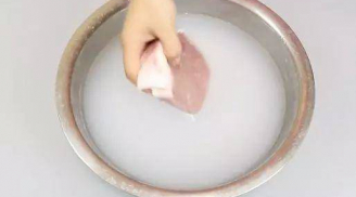 Muốn thịt lợn hết sạch chất bẩn và vi khuẩn, bạn hãy đổ thêm nước này vào rửa thịt
