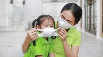 Trẻ nhỏ dùng khăn xô thay khẩu trang y tế để ngừa Covid-19 có được không?