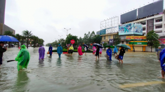 'Phố biến thành sông', người dân Hà Tĩnh rủ nhau ra đường bắt cá