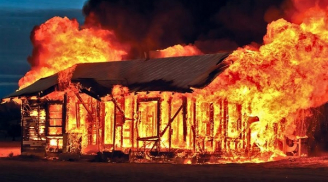 Đang nhậu dở thì vợ gọi về, chồng bực tức đốt nhà khiến vợ bỏng nặng