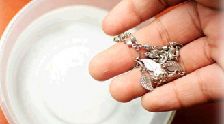 Ném thứ này vào nồi nước sôi, đồ bạc xỉn màu đến mấy cũng sáng bóng như mới ngay tức khắc