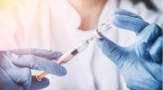 Tiêm vắc xin Pfizer, hai y tá mắc Coviid-19