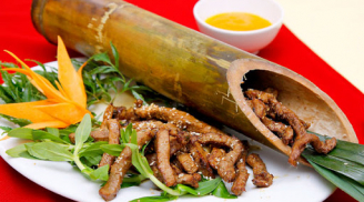Không phải dao thớt, dùng cật tre để mổ lươn theo cách này vừa sạch nhớt lại khử sạch mùi tanh