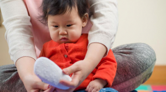 Trẻ bị đổ mồ hôi trộm ở đầu và lưng, bố mẹ cần làm gì?