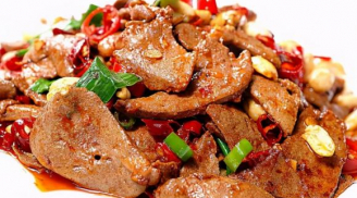 Nấu gan heo chỉ cần cho thêm một thứ này vào: Không sợ khô đắng, lại thơm ngon gấp nhiều lần