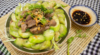 Xào mướp cứ cho thêm thứ này đảm bảo không sợ thâm đen lại ngọt hơn gấp bội