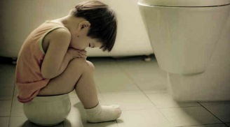 Đánh thức trẻ dậy đi tiểu đêm là vô tình làm hại con, nhiều người vẫn làm mà không hề biết