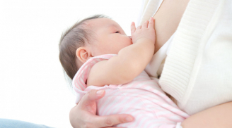 Cho con bú xong rồi ngủ thiếp đi, người mẹ trẻ qua 1 phen 'hú vía'
