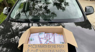 Phong bì 500k 'tiếp sức' người dân về quê: Ấm lòng mùa dịch