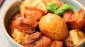 Vào bếp nấu thịt ba chỉ kho nước dừa chỉ cần làm theo cách này thịt mềm thơm gấp bội