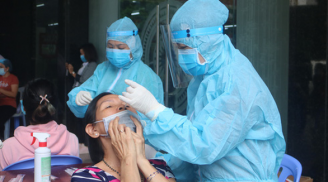 Nhân viên y tế lấy nhiều mẫu xét nghiệm SARS-CoV-2 chỉ dùng một đôi găng tay liệu có an toàn: Chuyên gia giải thích
