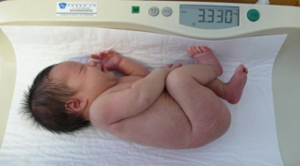 4 đặc điểm khi bé chào đời chứng tỏ con phát triển tốt từ trong bụng mẹ