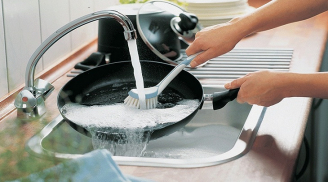 Rửa chảo dầu mỡ bằng nước nóng là hoàn toàn sai: Mách bạn 3 cách đánh bay mọi vết dầu mỡ cứng đầu