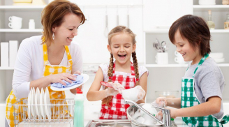 'Thuê' con làm việc nhà là đúng hay sai? Câu trả lời khiến nhiều bậc cha mẹ hối hận