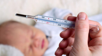 Trẻ sốt mọc răng cha mẹ cần làm gì để con hạ sốt nhanh, không quấy khóc