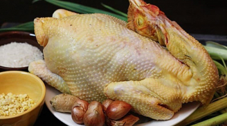 Gà mổ sẵn ở chợ mua về để sơ chế nhất định phải chú ý điểm này kẻo 'rước họa'