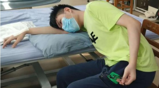 Ngủ gục trên bàn, nam thanh niên mất cảm giác cánh tay, suýt bị liệt chỉ vì điều này