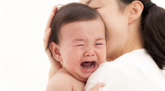 Trẻ cứ gặp đúng người là khóc hoàn toàn không phải do 'nặng vía', đây mới là lý do