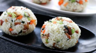 Cơm nguội thừa mùa lạnh đừng vội đổ đi, cứ vo nắm tròn rồi nấu thành món này ai cũng phải gật gù khen ngon