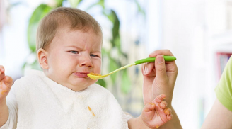 Con chỉ ăn đồ do giúp việc nấu, mẹ lén kiểm tra ngay lập tức đuổi việc người này
