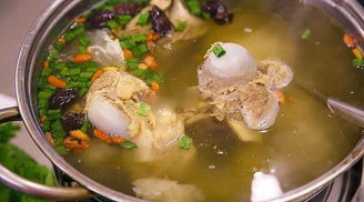 Hầm xương muốn nước ngọt mà lại trong veo chỉ cần thêm 1 thứ, mẹo hay không phải bà nội trợ nào cũng biết