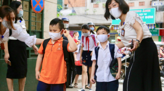 Học sinh lớp 1-6 Hà Nội đi học trở lại: Nhiều em 'mất ngủ' vì vui quá, có trẻ mếu máo không nhận cô