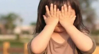 Thấy bé gái 3 tuổi liên tục kêu khó chịu, cô giáo chạm vào quần bé mới biết sự thật đau lòng