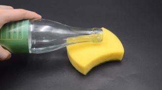Đổ giấm vào miếng bọt biển rồi cho vào tủ lạnh để 1 đêm, bà nội trợ ngạc nhiên vì công dụng bất ngờ