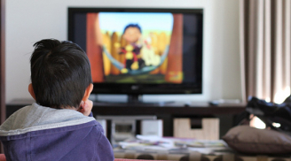 Trẻ xem TV nhiều: Ảnh hưởng đến sự tập trung, thành tích học tập sụt giảm