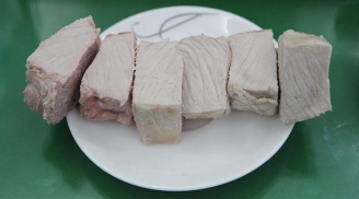 Thịt lợn luộc mãi vẫn hồng đỏ: Không phải chưa chín hay thịt có vấn đề, nguồn nước nhà bạn đang nhiễm khuẩn mạnh