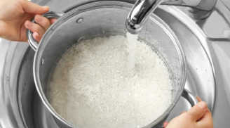 Vì sao nấu cơm phải đổ nước nóng vào nồi mới 'chuẩn bài'?