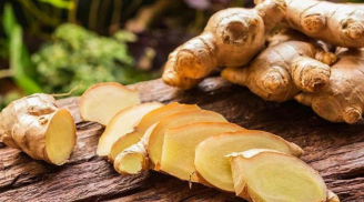 Trộn gừng với dầu gió, tưởng chẳng để làm gì đâu mà có công dụng bất ngờ, không biết sớm sẽ tiếc hùi hụi